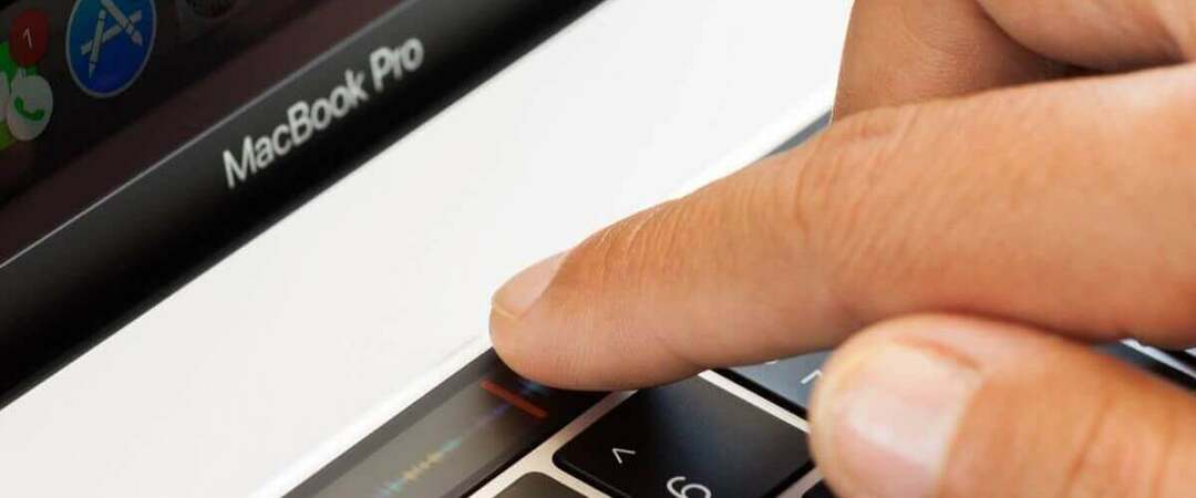 Benutzer drückt die Taste MacBook
